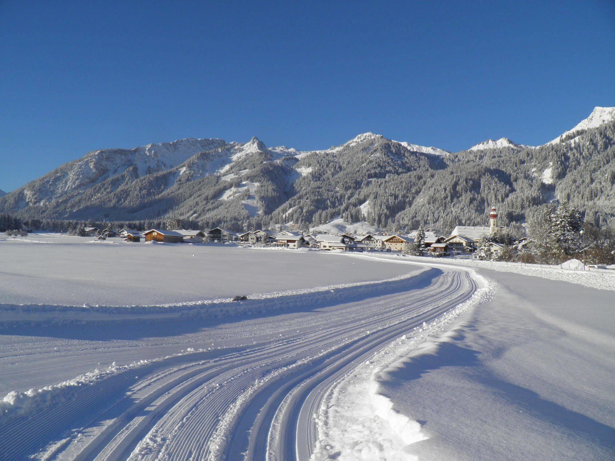 Alpenhof Wängle Aparthotel Reutte Exteriör bild